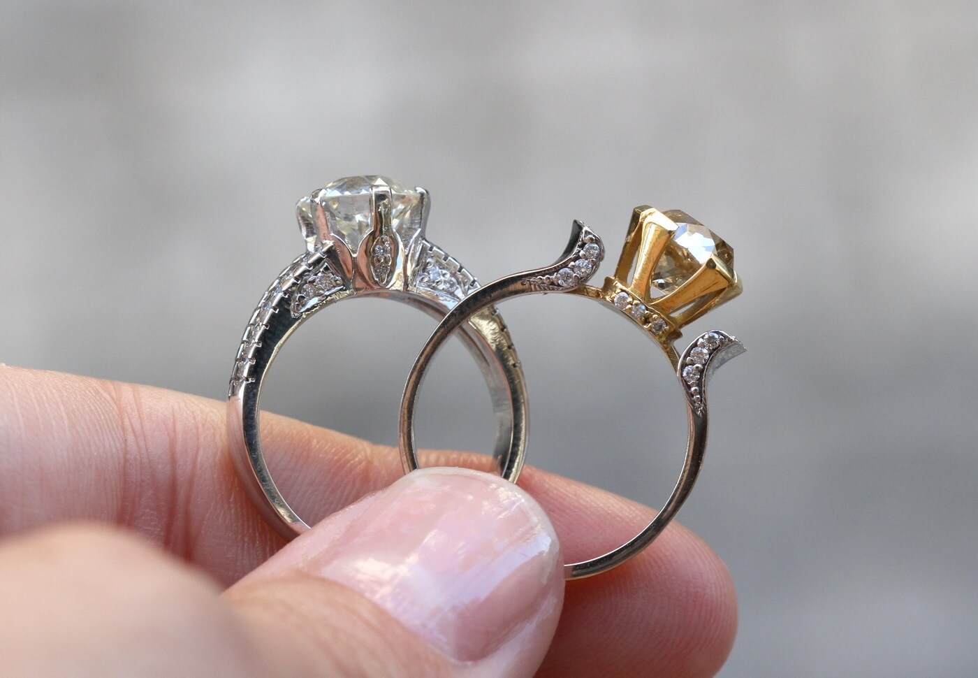 dva zásnubní prsteny s kamenem