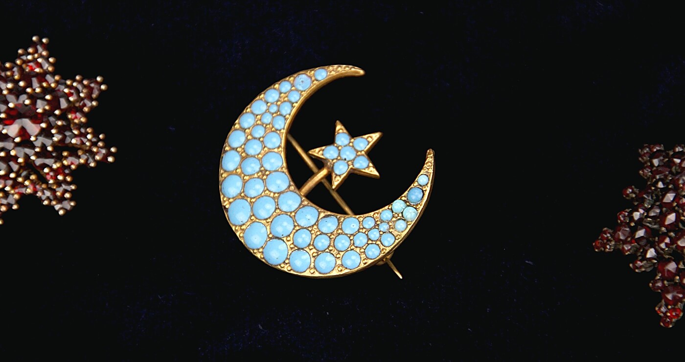 šperk ve tvaru měsíce s měsíčními kameny