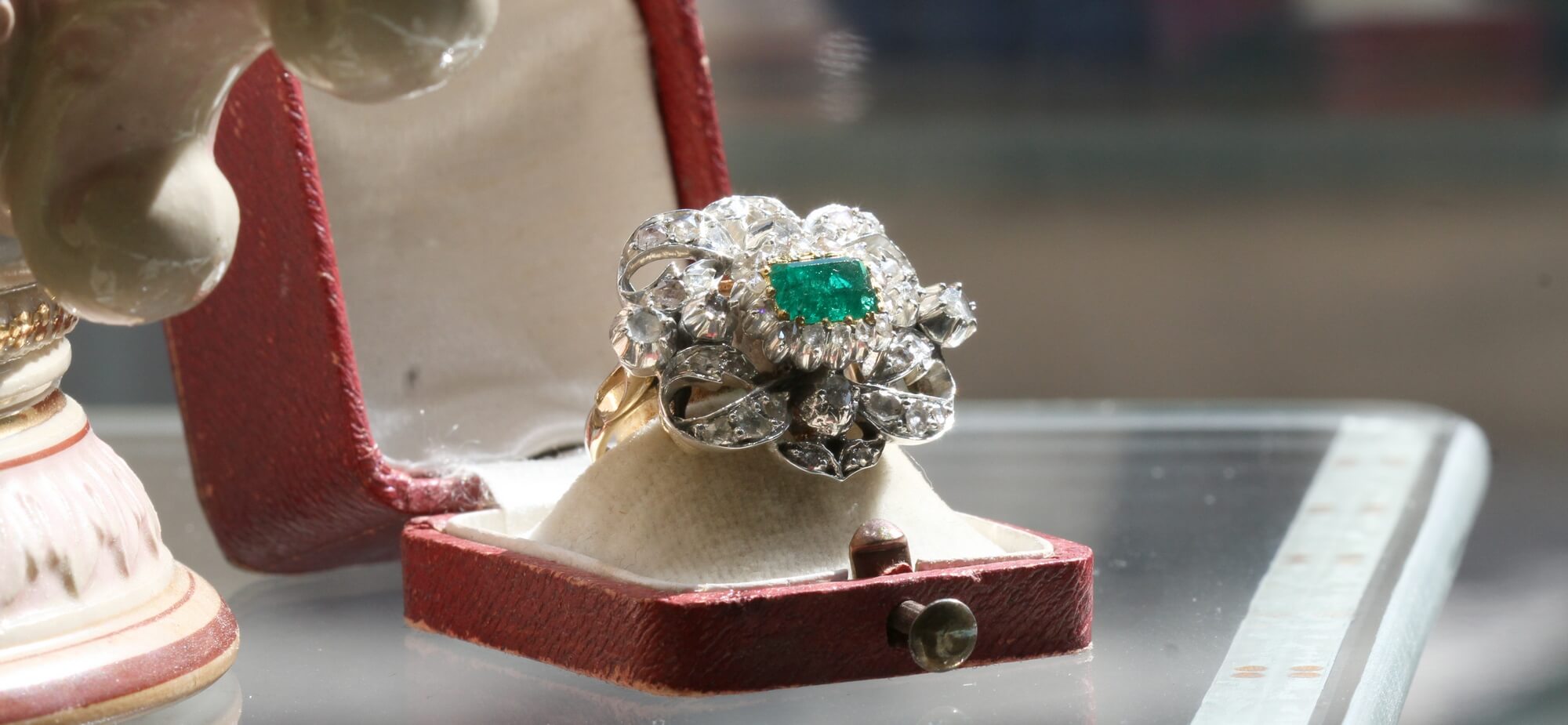 prsten se safírem v krabičce