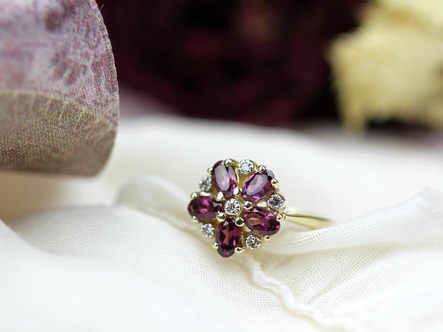 zlatý prsten s drahými kameny