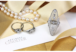 Antiques and Jewellery as Christmas Gifts