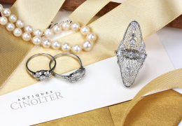 Starožitnosti a šperky jako vánoční dárek